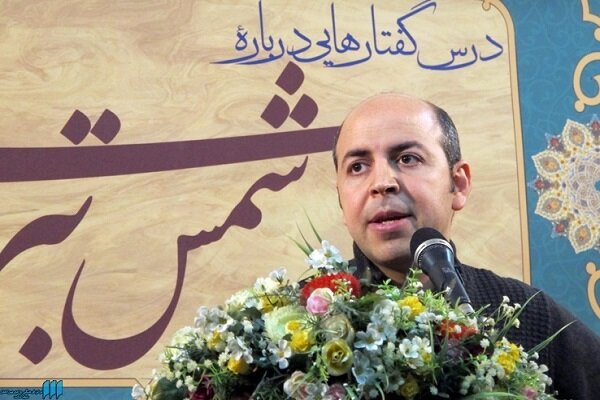 شمس آفتابی است که نورش را به ماه وجود مولانا بخشیده